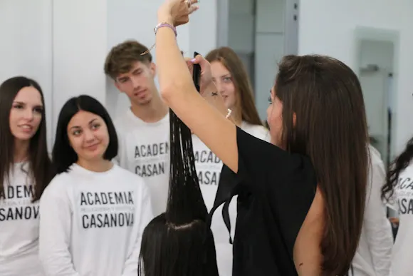 C&C ACADEMIA CASANOVA VIC. Academia de Peluquería, Barbería y Estética. - Vic