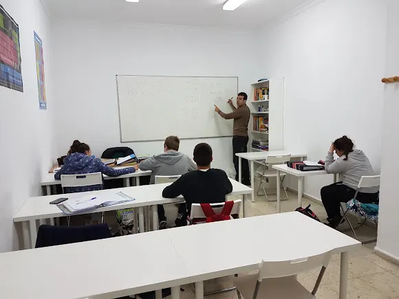 Academia Luis (Clases Particulares, Inglés Y Cursos De Formación) - Centro de formación en Linea de la Concepcion (La)