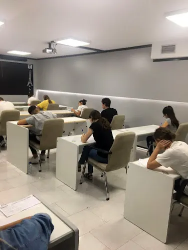 Academia y Centro de Estudios Élite - Andújar